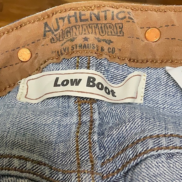 Authentic Signature Levi Strauss & Co. Light Blue Wash, Low Bootcut Jeans - Picture 6 of 8